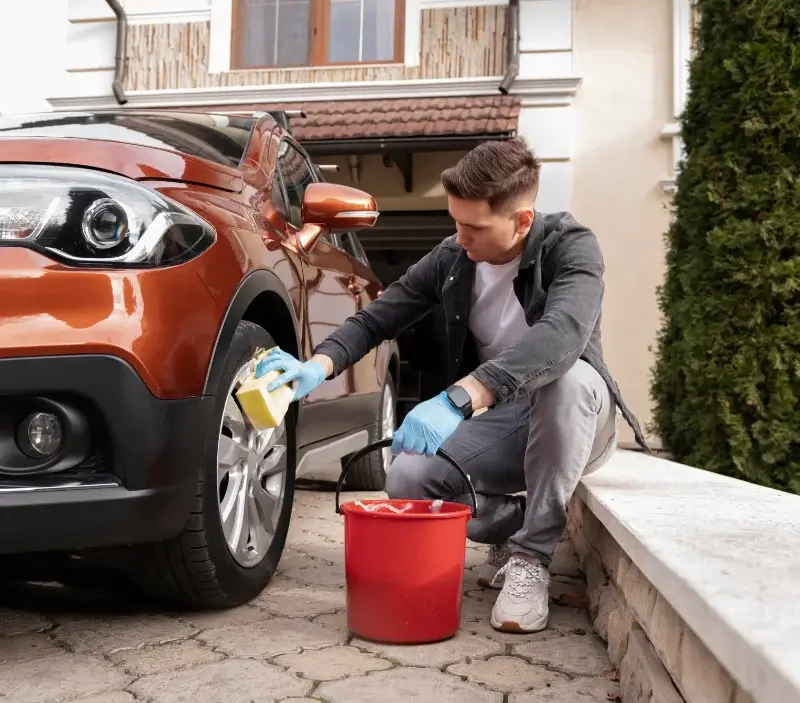 Lavage auto à domicile Bonsmoulins : professionnel intervenant sur un véhicule